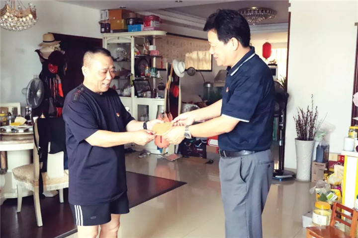 金开乐动(中国)Ledong·官方网站党委书记、董事长谢荣华一行走访慰问退休党员干