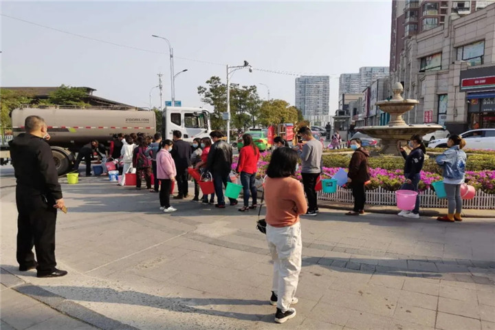 金开乐动(中国)Ledong·官方网站管护公司为停水居民送上生活用水