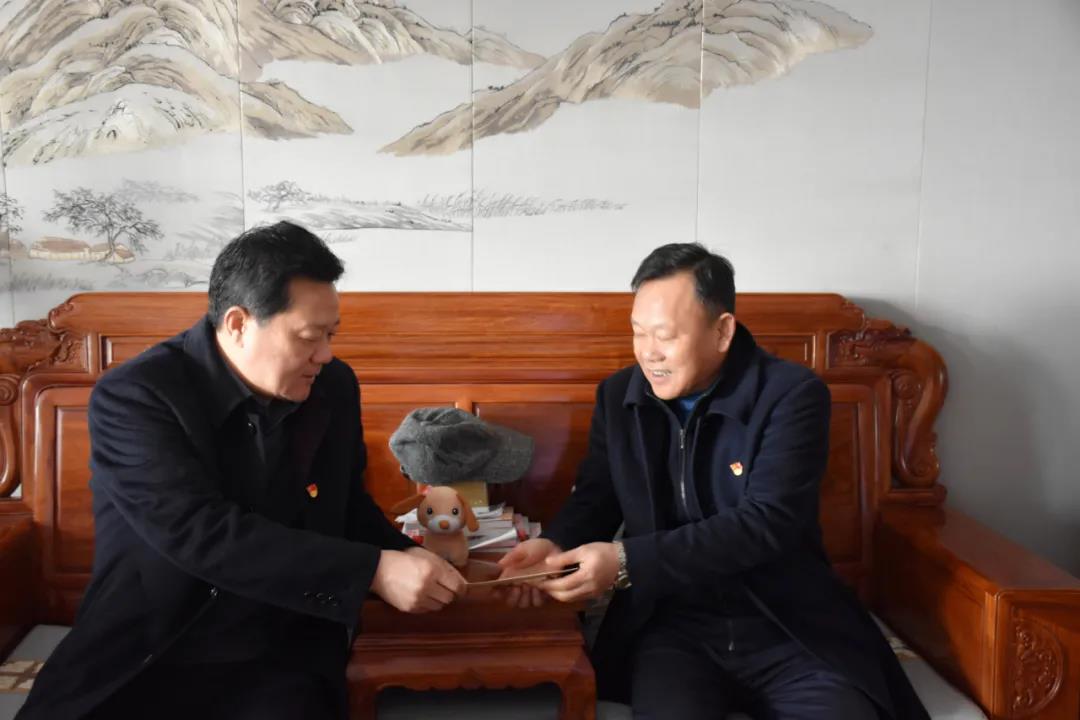 乐动(中国)Ledong·官方网站党委书记、董事长谢荣华春节前走访慰问退休老党员